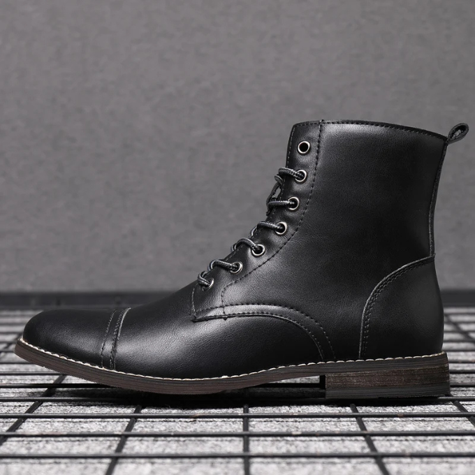 Bottines en cuir patiné pour homme aux coutures nettes et à la semelle robuste