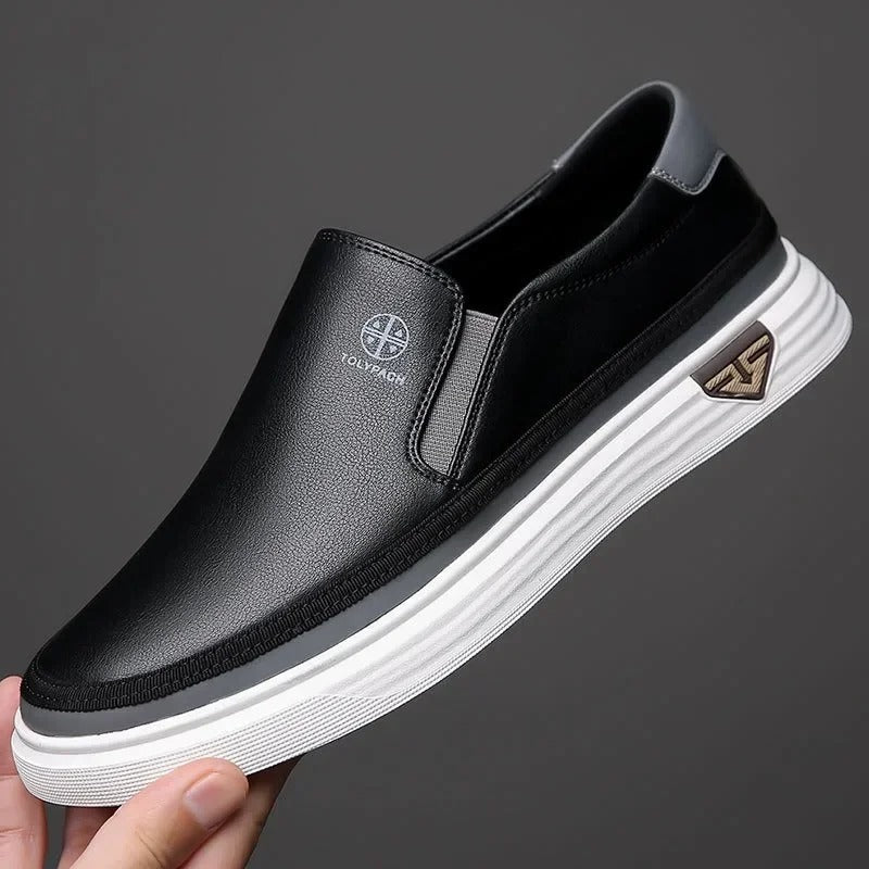 Mocassins en cuir pleine fleur pour homme, modèle slip-on à silhouette épurée