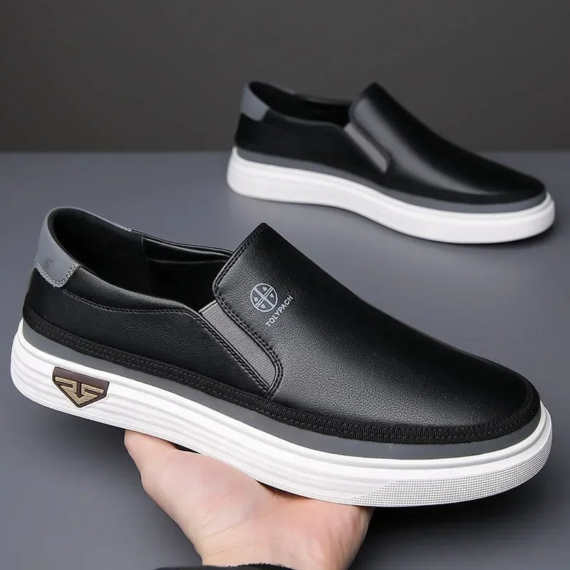Mocassins en cuir pleine fleur pour homme, modèle slip-on à silhouette épurée