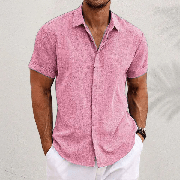 Chemise en lin pour homme à coupe fluide, portée pour une tenue estivale décontractée