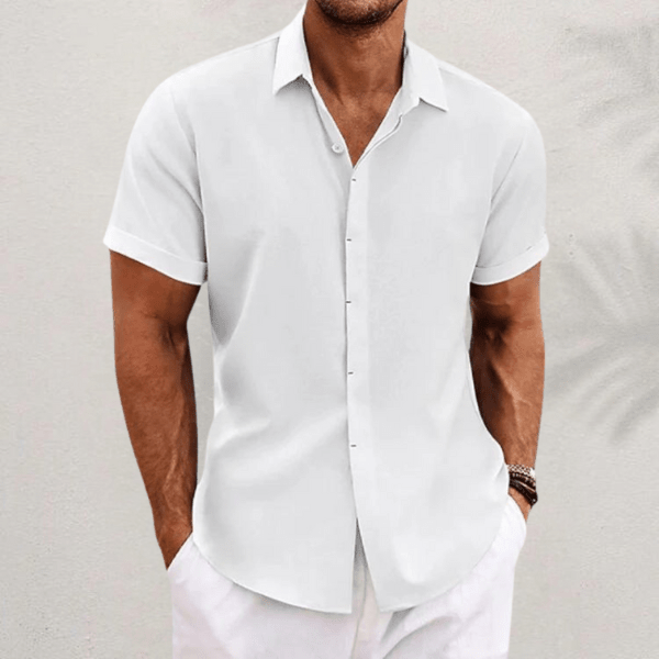 Chemise en lin pour homme à coupe fluide, portée pour une tenue estivale décontractée