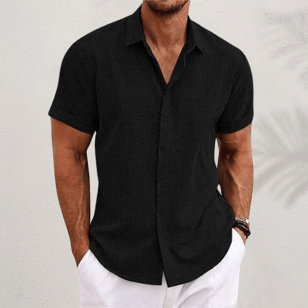 Chemise en lin pour homme à coupe fluide, portée pour une tenue estivale décontractée